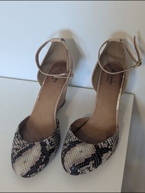 CLARKS -Ankle-Strap Wedge Sandals in Beige Snakeskin